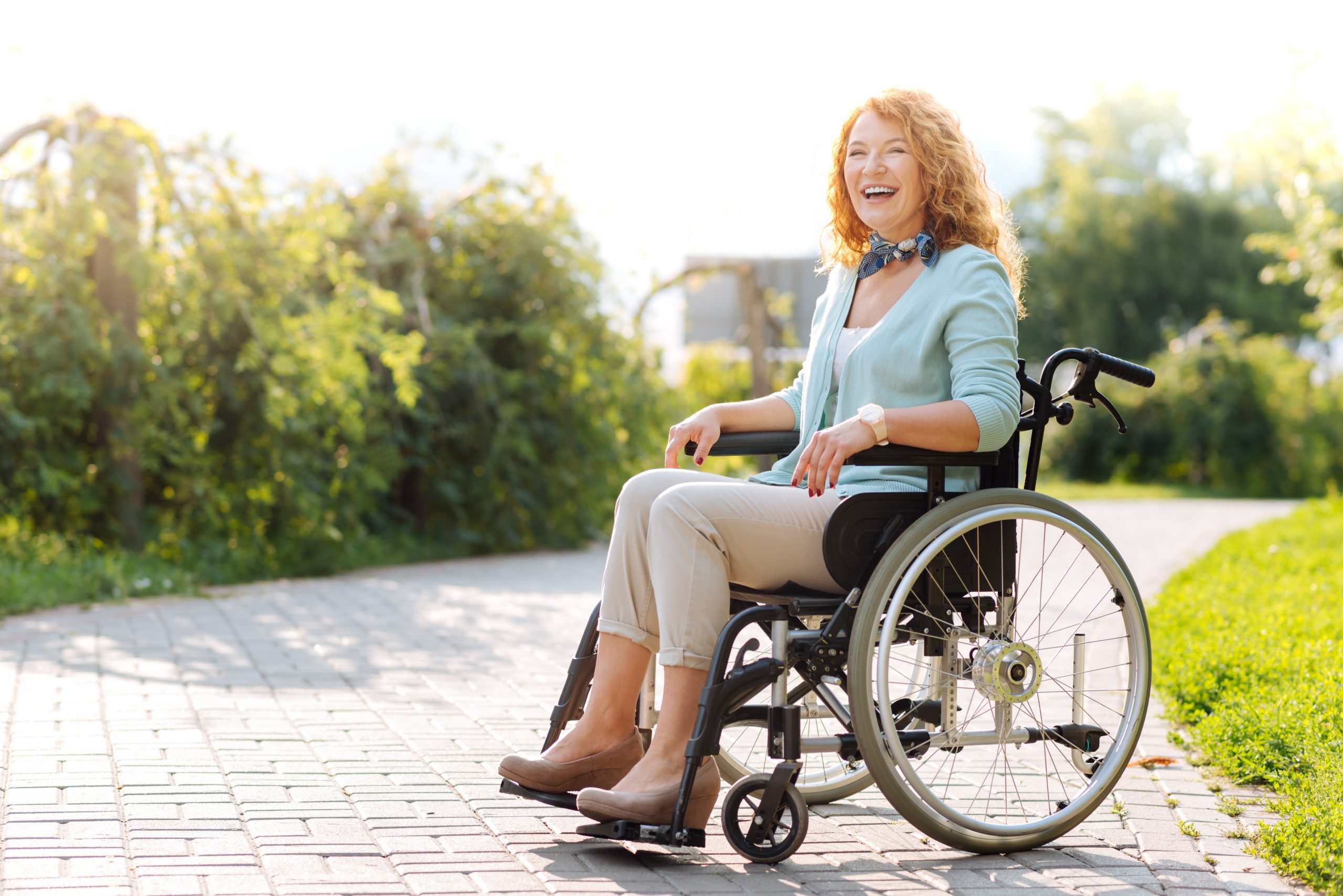 Обидел инвалида. Женщина инвалид на коляске. Пожилая женщина в инвалидной коляске. Коляска для инвалидов. Радостный инвалид на коляске.